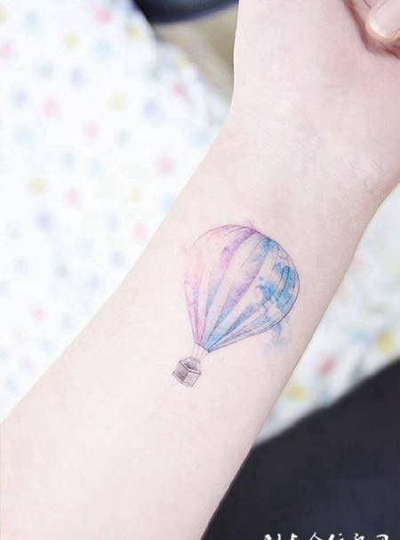 空中的梦幻旅程，手臂清新画风的热气球彩绘纹身
