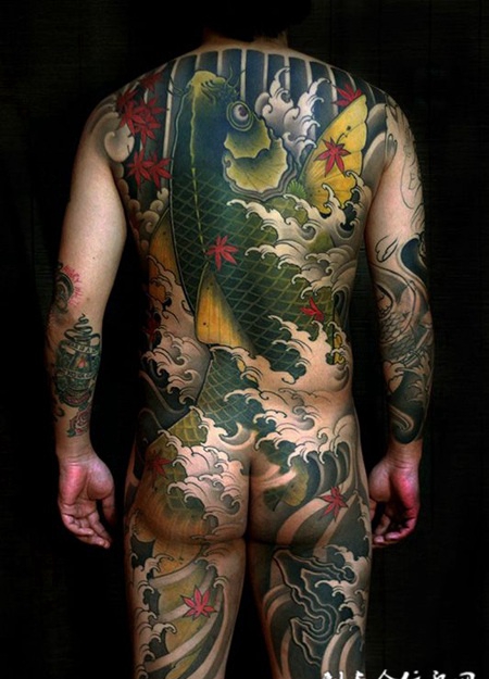 无惧风浪，满背彩绘鲤鱼纹身图案