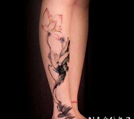 如莲花般高洁，小腿中国画风莲花纹身