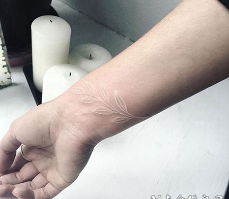 友情橄榄枝，手腕清新的白色隐形纹身