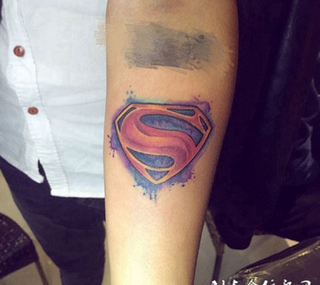 正义的守护神，手臂超人标志图腾纹身