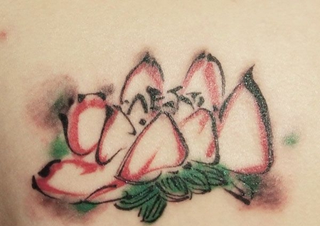 泼墨的荷花纹身图案