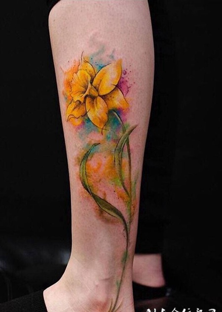 春暖花开，小腿色彩艳丽的鲜花水彩纹身