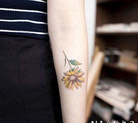 阳光下的美，女生手臂小清新向日葵纹身