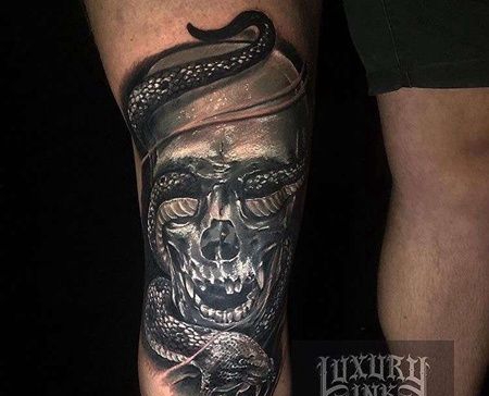 腿部包围写实黑灰骷髅与蛇