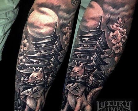 小臂包围写实黑灰楼阁