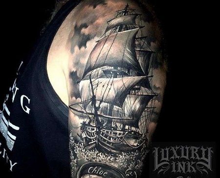 大臂包围写实黑灰帆船