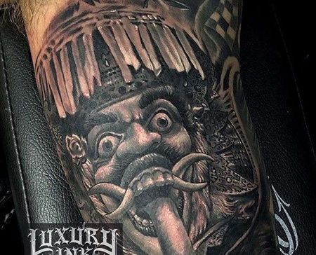 大腿包围黑灰人像