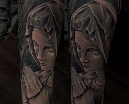 手臂包围写实黑灰人像