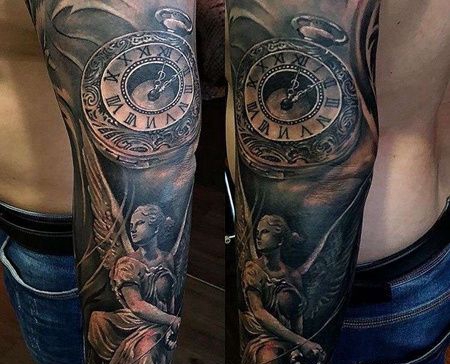 手臂包围写实人像与钟表