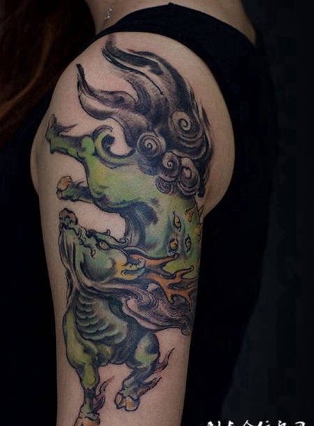 上古神兽，手臂水墨白泽彩绘纹身