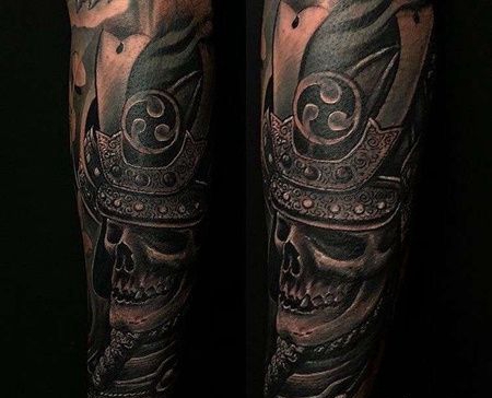 手臂包围黑灰骷髅