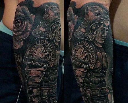 小臂包围黑灰人像与花