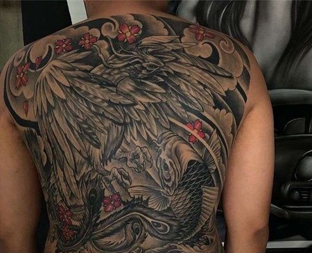 满背日式传统鲤鱼与凤