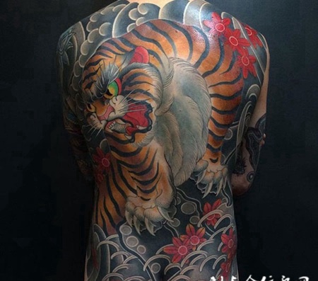 虎啸群山，日式风格满背老虎纹身