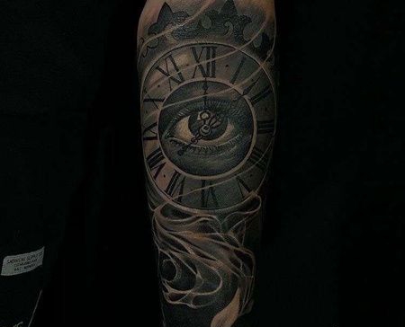 小臂包围黑灰钟表与眼睛