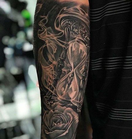 小臂包围黑灰沙漏与花