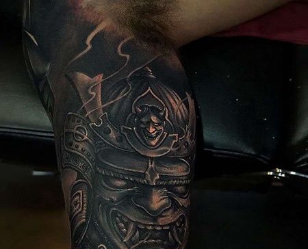 小腿包围黑灰兽像