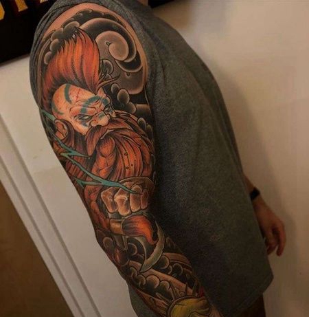 手臂包围日式传统人物