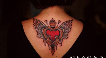 飞翔的心灵，后背心形与翅膀彩绘纹身
