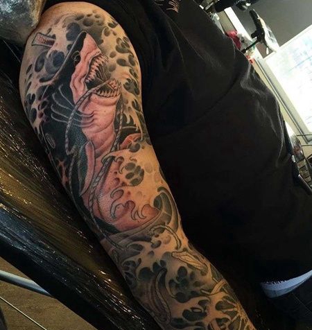 手臂包围黑灰鲨鱼