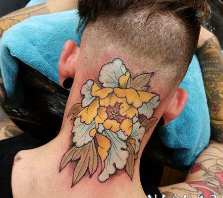锦上添花，后颈部牡丹彩绘纹身