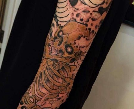 手臂包围彩色骷髅