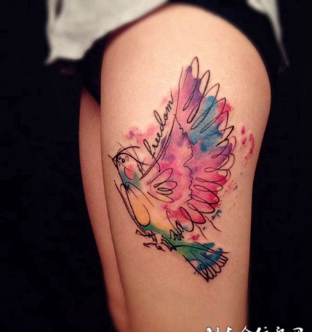 腿部色彩斑斓的小鸟刺青