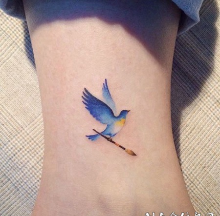 展翅高飞的小鸟，腿部小鸟刺青