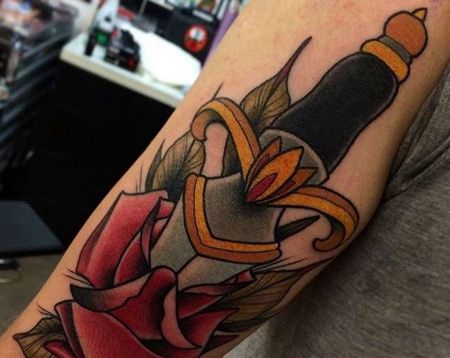 手臂外侧new school花与匕首