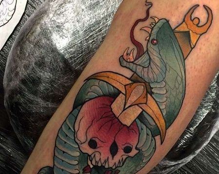 小腿外侧new school匕首与蛇