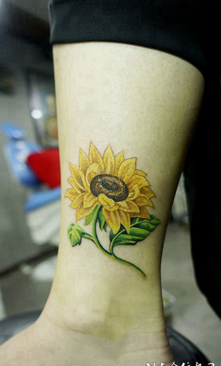 欣欣向荣，腿部向日葵纹身