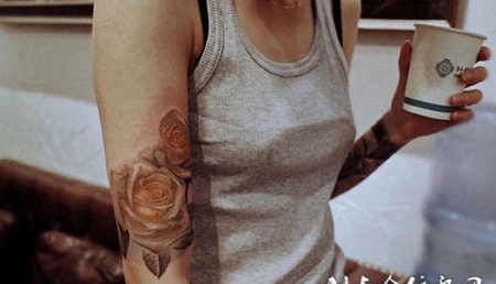 美丽人生，手臂写实风白玫瑰纹身图案