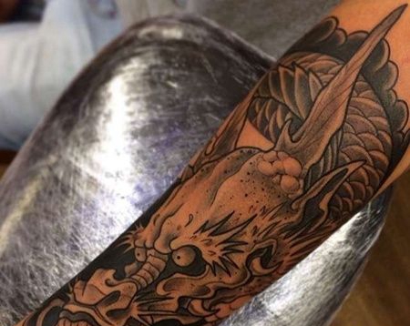 小臂包围传统龙