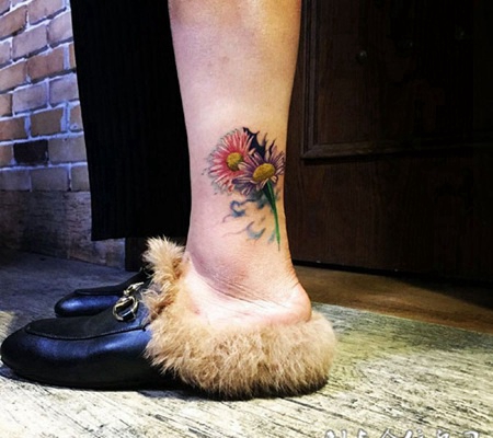 一朵雏菊向阳开，脚踝清新菊花彩绘纹身