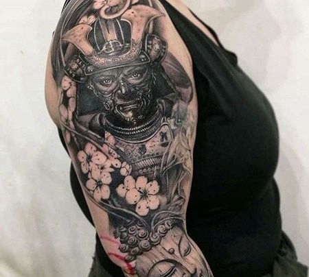 手臂包围新传统人物与佛像