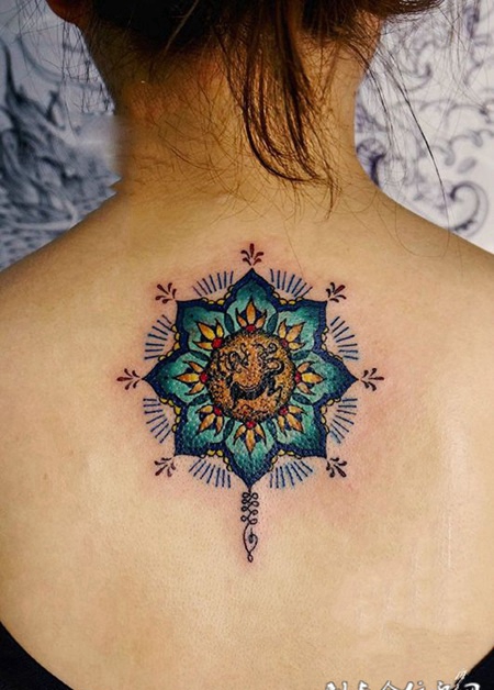 后背个性十足的图腾纹身