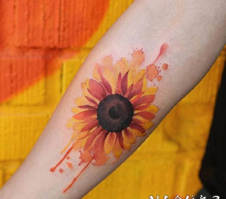 阳光般灿烂，手臂向日葵刺青
