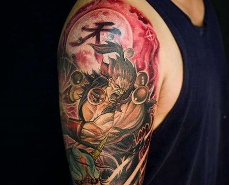 大臂包围日式传统鬼怪与人物