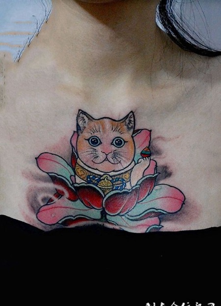 花开吉祥，胸前莲花和招财猫纹身