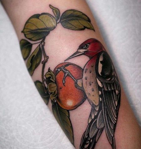 小臂内侧写实西红柿与鸟