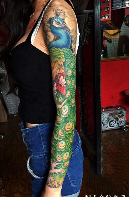 七彩灵鸟，好看的孔雀花臂纹身