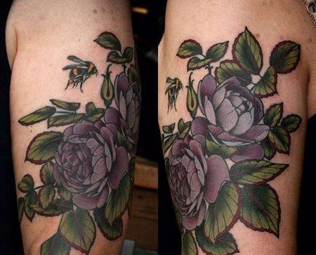 大臂外侧写实花朵与蜜蜂