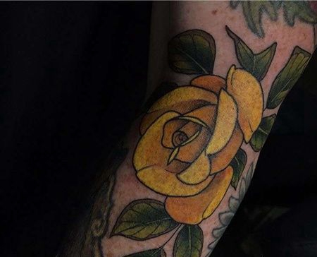 小臂外侧写实花朵