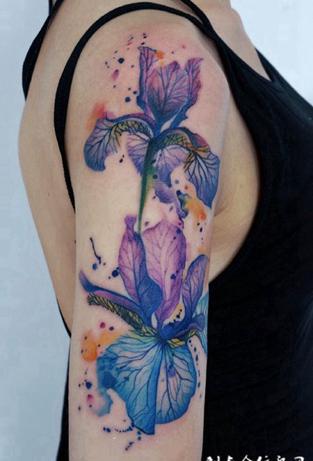 手臂漂亮的鸢尾刺青