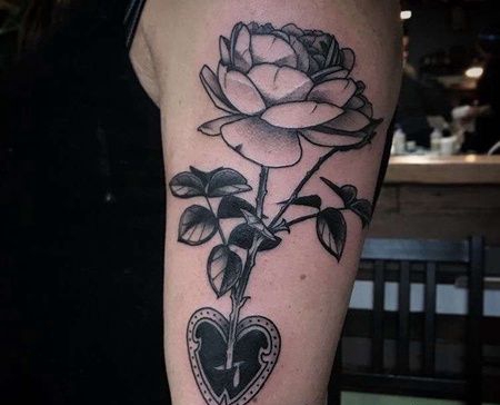 大臂外侧点刺花朵