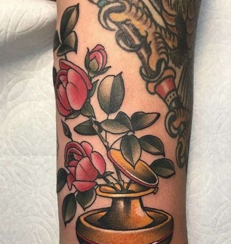 小臂内侧写实花朵