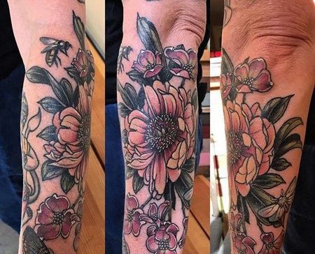 小臂包围写实蝴蝶与花朵