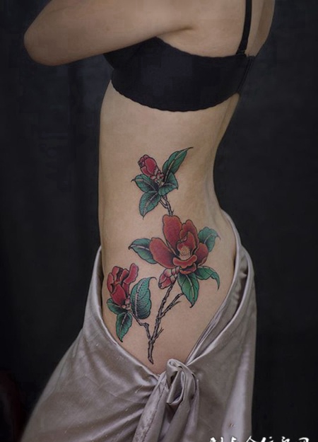 花儿为谁开，性感美女侧腰花纹刺青