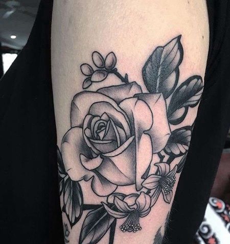 大臂外侧黑灰写实花朵